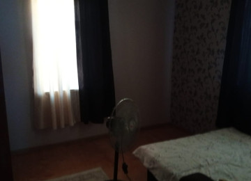 Kupça,qaz,su,işıq,internet,telefon var.4 otaqdır.İşimlə