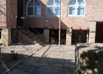 Kupça,qaz,su,işıq,internet,telefon var.4 otaqdır.İşimlə