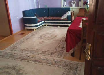 Kupça,qaz,su,işıq,internet,telefon var.4 otaqdır.İşimlə