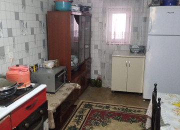 Kupça,qaz,su,işıq,internet,telefon var.4 otaqdır.İşimlə