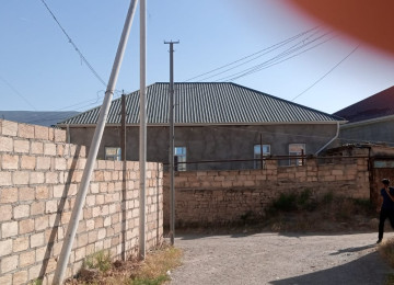 Kupça,qaz,su,işıq,internet,telefon var.4 otaqdır.İşimlə