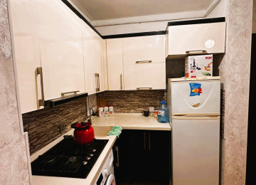 Bakıxanovda Tam təmirli əşyalı 2 otaqlı mənzil Lahiyə: -