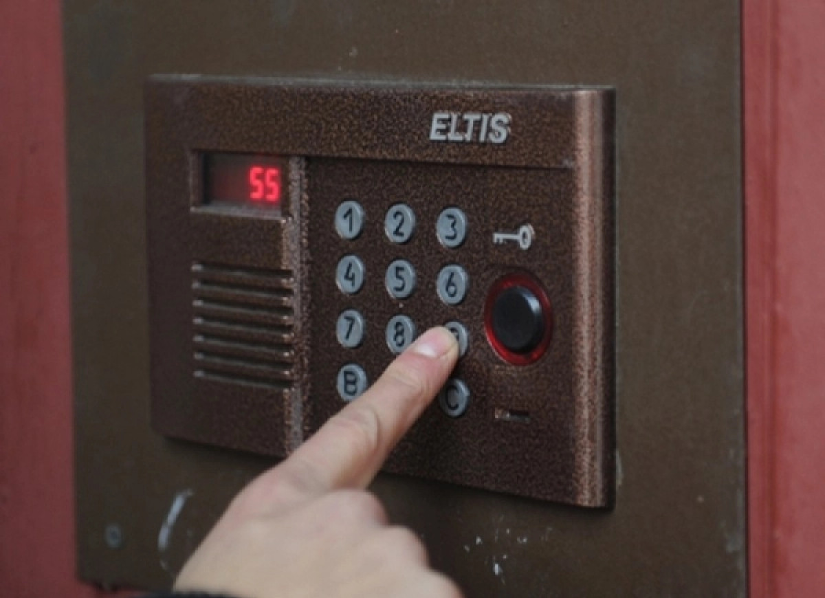 Bina domofon sistemi Cyfral Təqdim etdiyimiz Access control sistemi hem brelok, hem de