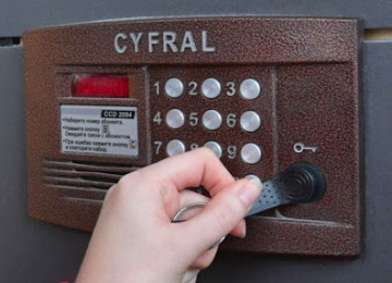 Təqdim etdiyimiz Access control sistemi hem brelok, hem de