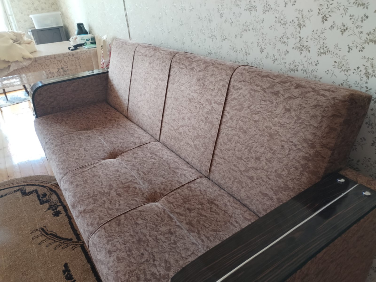 Tək divan Divan açılır baza da var az işlənib. Qiyməti 170 azn. Ünvan