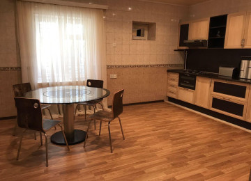 Ev satílír 2 mertebe 5 otaqlí 350 kv, 5 sotda Elyaĝa Vahid