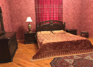 Ev satílír 2 mertebe 5 otaqlí 350 kv, 5 sotda Elyaĝa Vahid