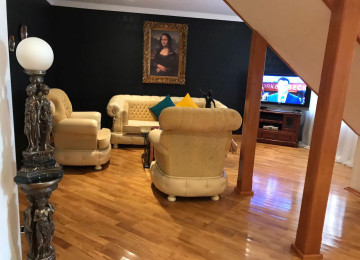 Ev satílír 2 mertebe 5 otaqlí 350 kv, 5 sotda Elyaĝa Vahid