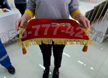 Qirmizi xali lent kesimi desti. Açılış dəsdi. Padnos qayci