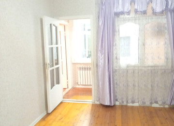 Bina evi. beşin biri. iki otaqlı. Sahə 51kv Artırma 26 kv