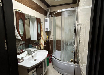 2 otaqlí te'mirli menzil satílír Qarayev 9/6-cí mertebesi