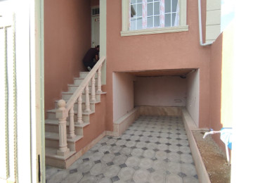 Masazirda məktəbə yaxin, 569 avtobus yolundan 500 metr