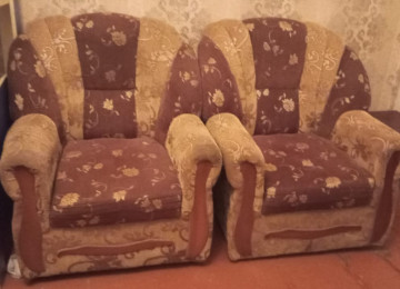 İşlənmiş Divan və kreslo satılır .Divanın aşagı hissəsində