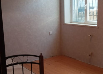 Xlrdalan 8 sayll orta mektebin yanl 3 otaq heyet evi radnoy