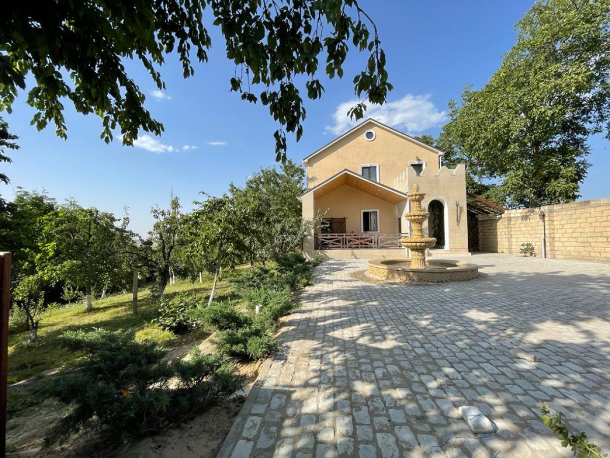 Qubada yerləşən 2 mərtəbəli villa icarəyə verilir Quba-Qusar yolunun üstünde yerleşen 2 mərtəbəli baq evini