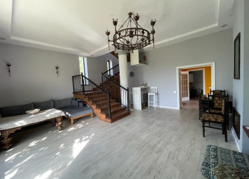 Quba-Qusar yolunun üstünde yerleşen 2 mərtəbəli baq evini