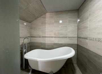 Quba-Qusar yolunun üstünde yerleşen 2 mərtəbəli baq evini