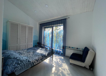 Quba-Qusar yolunun üstünde yerleşen 2 mərtəbəli baq evini