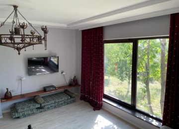 Quba-Qusar yolunun üstünde yerleşen 2 mərtəbəli baq evini