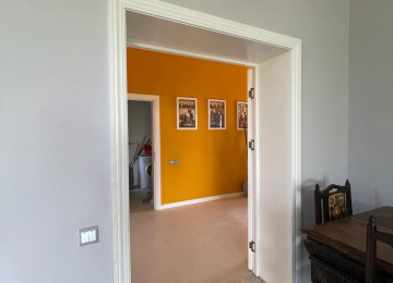 Quba-Qusar yolunun üstünde yerleşen 2 mərtəbəli baq evini