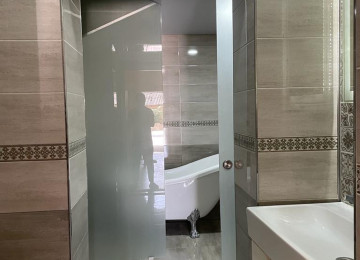 Quba-Qusar yolunun üstünde yerleşen 2 mərtəbəli baq evini