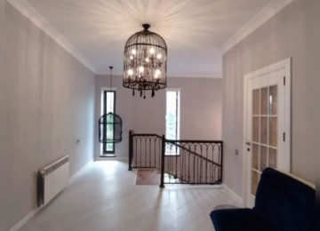 Quba-Qusar yolunun üstünde yerleşen 2 mərtəbəli baq evini