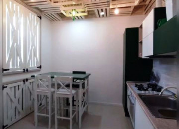 Quba-Qusar yolunun üstünde yerleşen 2 mərtəbəli baq evini