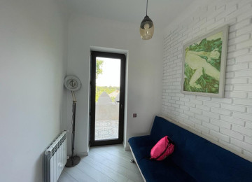 Quba-Qusar yolunun üstünde yerleşen 2 mərtəbəli baq evini