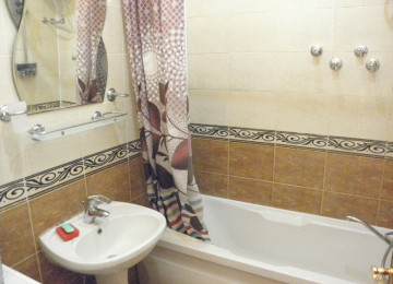 В центре по проспекту Нефтяников около Девичьей Башни