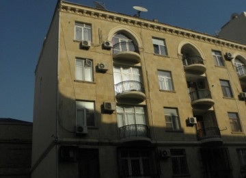 В центре по проспекту Нефтяников около Девичьей Башни