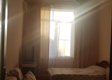 В центре по проспекту Нефтяников около Девичьей Башни