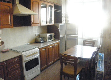 В центре по проспекту Нефтяников около Девичьей Башни