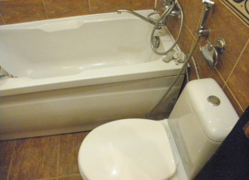 В центре по проспекту Нефтяников около Девичьей Башни