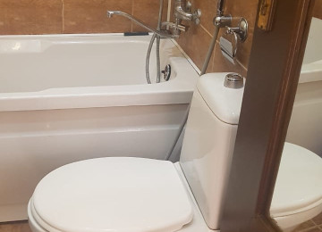 В центре по проспекту Нефтяников около Девичьей Башни