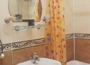 В центре по проспекту Нефтяников около Девичьей Башни