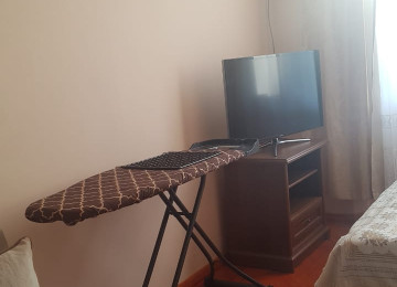 В центре по проспекту Нефтяников около Девичьей Башни