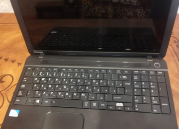 Toshiba notbuk tam işləkdir. Çantası, adapteri də var.