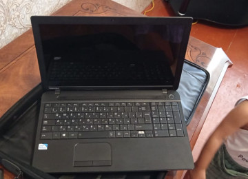 Toshiba notbuk tam işləkdir. Çantası, adapteri də var.
