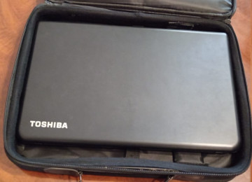 Toshiba notbuk tam işləkdir. Çantası, adapteri də var.