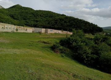 3.5 hektar ərazi satílír Altíaĝacda yol kenarínda 3.5