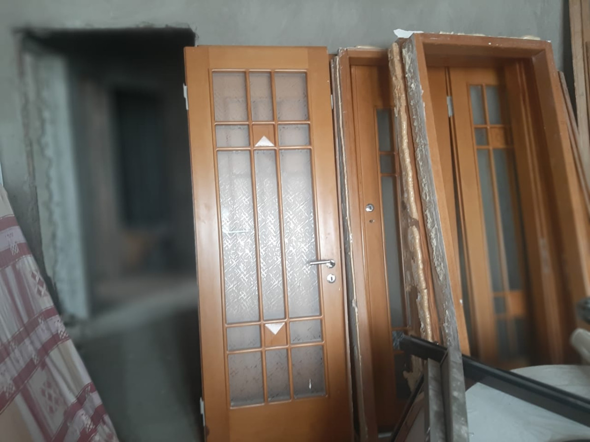 taxta qapılar satılır 4 eded göyüş agacinnan temiz taxta qapilar satılır. Qonaq