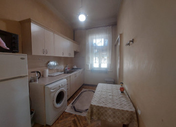 В центре города за к/т Низами от метро Сахиль и до торговой