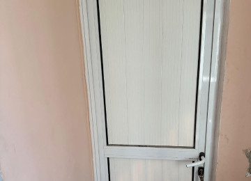 UCUZ QIYMETE Plastik qapilar pencereler satilir hamsi yaxsi