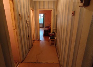 Nərimanovda (Montində) zəif təmirli, kirayə bina evi