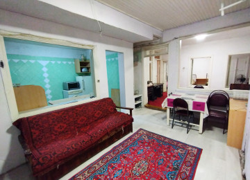 Mərkəzin parkin yaxinliginda, 2 mərtəbəli evin 1ci