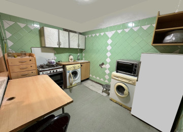 Mərkəzin parkin yaxinliginda, 2 mərtəbəli evin 1ci