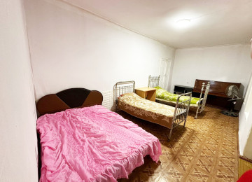 Mərkəzin parkin yaxinliginda, 2 mərtəbəli evin 1ci