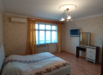 Razin, Bakıxanovda 4 otaqlı mənzil Lahiyə: - kiyev Mərtəbə: