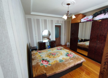 Razin, Bakıxanovda 4 otaqlı mənzil Lahiyə: - kiyev Mərtəbə: