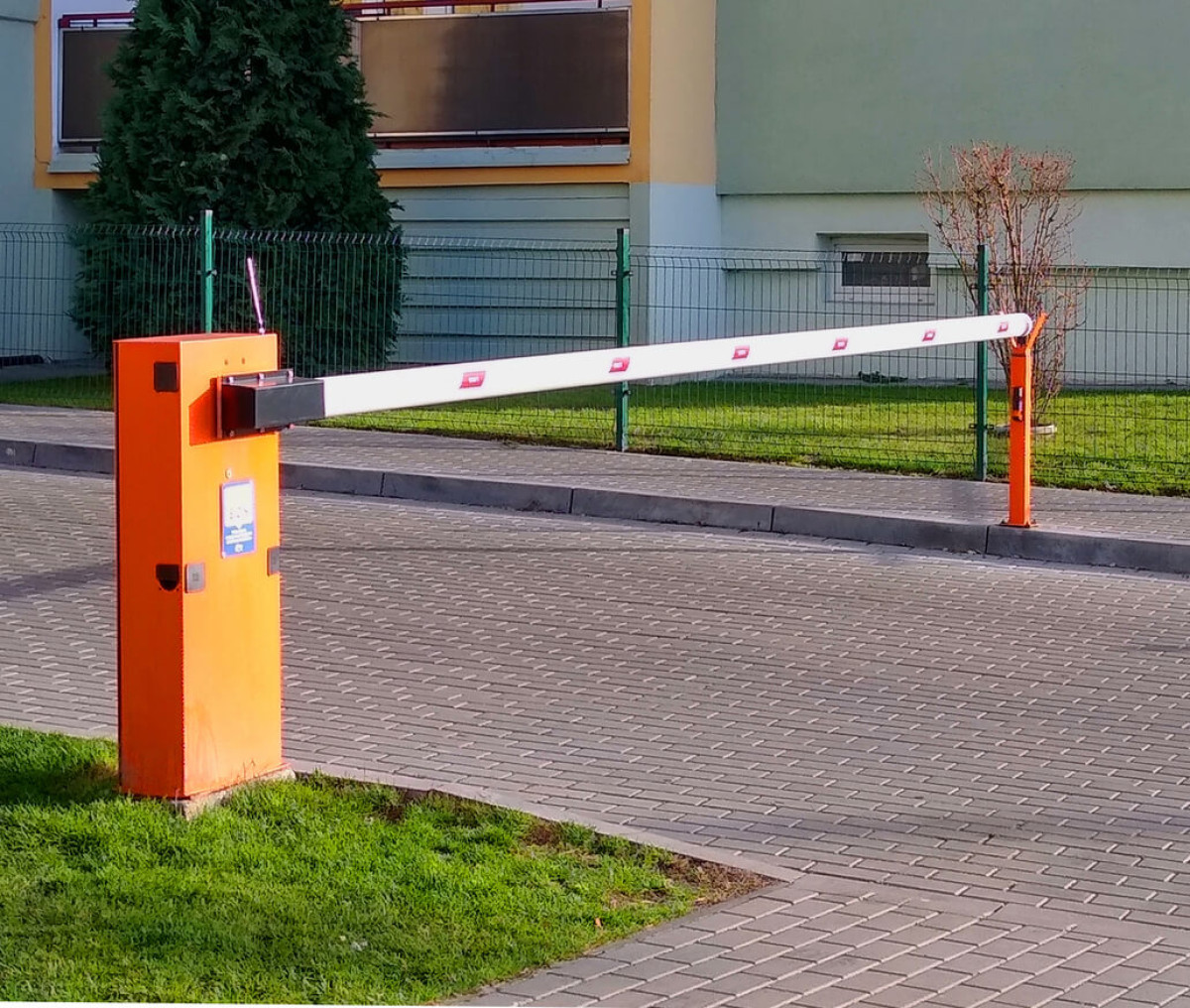 Slaqbaum FAAC 105 “Parking System” Avtomatik Şlaqbaum Sistemi • Qolun